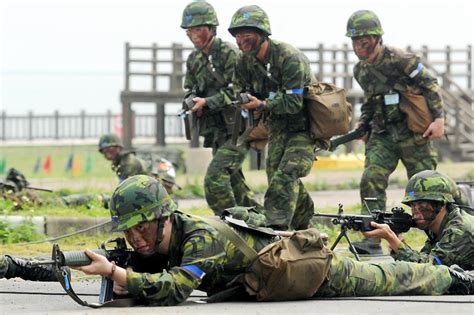 政府已公布新的兵役改革方案，義務役的役期將恢復成一年，並把國防體系區分為：以志願役為主力的主戰部隊、由義務役組成的守備部隊、戰時才會展開動員的