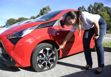 Pinchan Las Ruedas De Coches De Una Empresa De Alquiler En