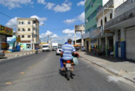 Motociclista é flagrado levando passageiro sem capacete em Conquista