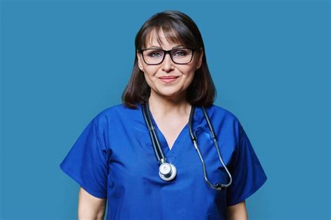 Enfermera De Mediana Edad Con Uniforme Azul Con Estetoscopio Sonriendo