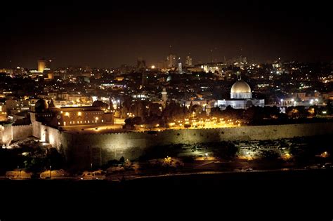 Al Quds At Night Falasteen Dream Vacations Where To Go Jerusalem