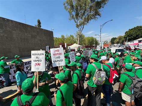 Vapeadores Protestan Frente Al Congreso De La Unión