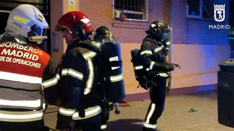 Un Aparatoso Incendio En Usera Deja 18 Intoxicados Por Inhalación De Humo Madrid