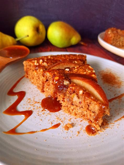 Veganer Hafer Birnenkuchen mit Zimt Karamell und Haselnüssen