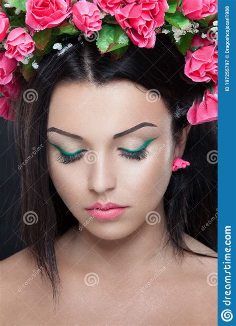 Retrato Detalhado De Linda Jovem Morena Maquiagem E Flores Cor De