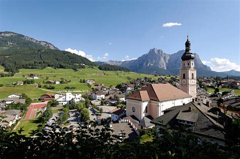 Kastelruth Mit Pfarrkirche Sankt Peter Bild Kaufen 70232247