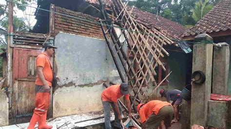 Tim Oranye Desa Mekarjaya Ciamis Gercep Bantu Bersihkan Material Rumah