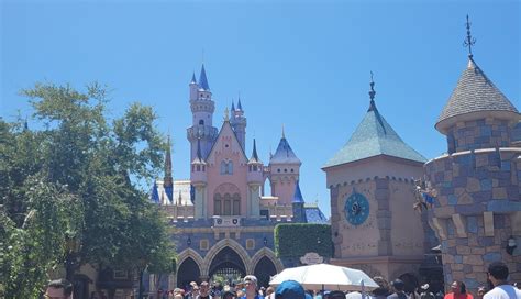 Disneyland Castle by MsKeith87 on DeviantArt