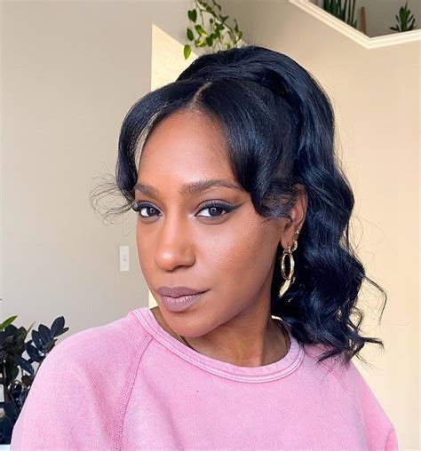 23 Chic Curtain Bangs For Wavy Hair That Are Trending Right Now