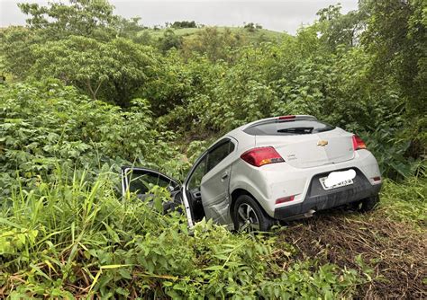 Carro Ca Em Vala Ap S Colis O No Urbanova Revista Urbanova