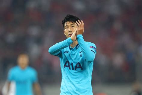 Son Heung min gây sốt với biểu cảm buồn bã khi phải ngồi dự bị nhưng