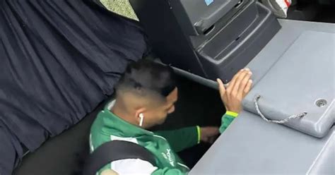 Incidentes entre hinchas de Banfield y la policía apedrearon al micro