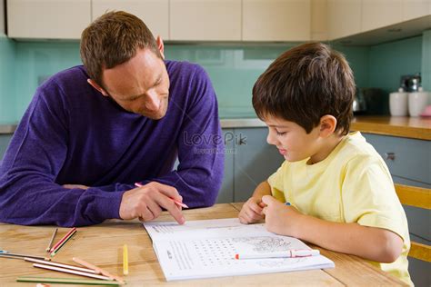 Padre Le Ense A A Su Hijo A Hacer Tarea Foto Descarga Gratuita Hd