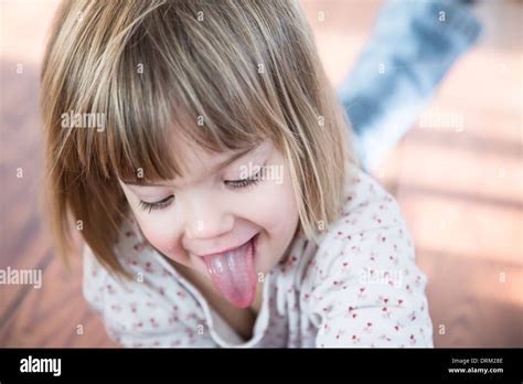 Bambina Bocca Aperta Lingua Fuori Immagini E Fotografie Stock Ad Alta