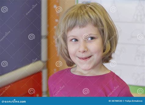 Portrait De Fille Avec Des Yeux Bleus Photo Stock Image Du Enfant