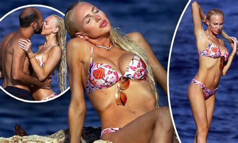 Hot Sexy Christine Caine Bikini Pics