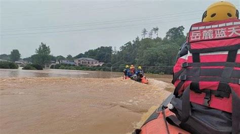 湖南平江抗洪救援：40余支救援队奋战一线，村支书开铲车转移出30多位村民