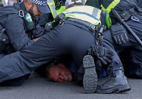 Inglaterra A Onda De Viol Ncia Em Protestos Ap S Morte De Crian As Em