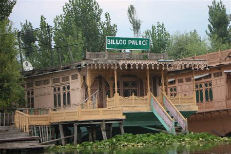 The Enduring Charm of the Dal Lake and its Houseboats - Kashmir ...