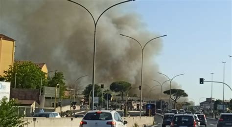 Fiamme A Ponte Mammolo 40 Persone Evacuate Da Case E Hotel Paura A