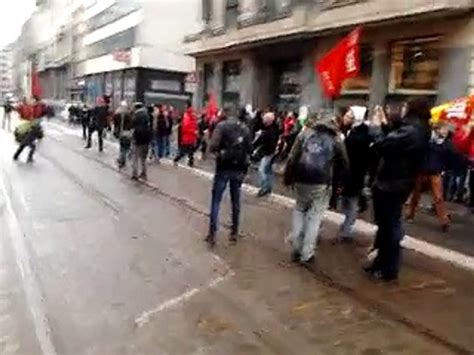 Incidents à Bruxelles des briques de lait lancées sur la façade du