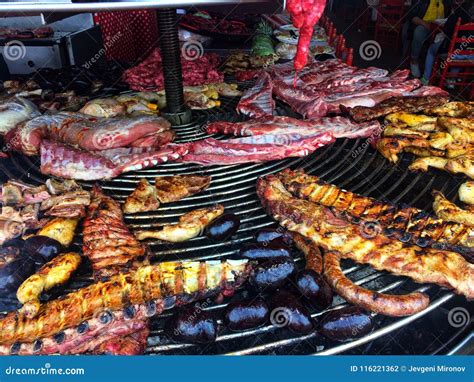 Vassoio Con Le Salsiccie Della Carne Dell Alimento La Carne Di Maiale