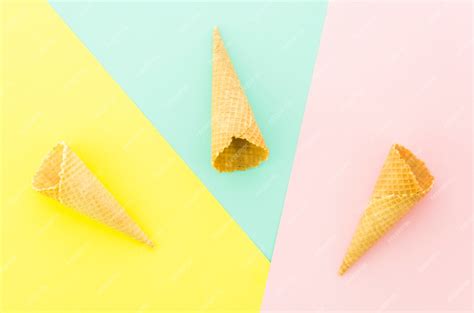 Три пустые вафельные рожки на столе | Бесплатно Фото