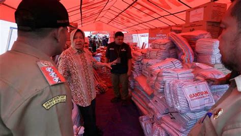 Mensos Salurkan Bantuan Untuk Korban Banjir Di Kabupaten Ketapang Kalbar