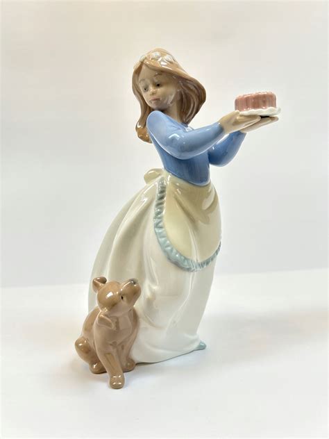 Figurka Porcelanowa Lladro Nao Dziewczynka Z Ciastem