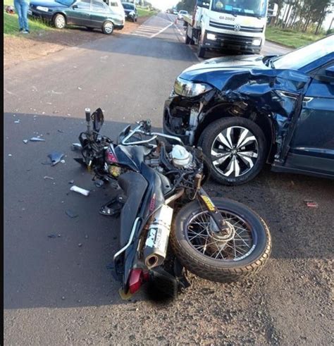 Casal Fica Ferido Ao Ter Motocicleta Atingida Por Veículo Na Sp 255 Em