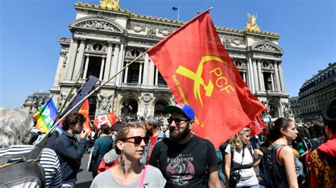 Polizei Zehntausende Protestieren In Paris Gegen Reformkurs Von