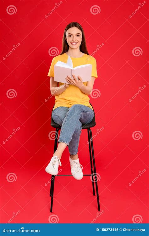 Livro De Leitura Da Jovem Mulher Imagem De Stock Imagem De F Mea