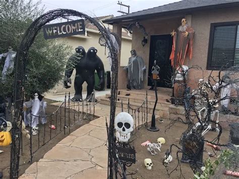 Where To See Halloween Decorations and Haunted Houses Around Los Angeles