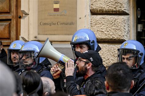 La Protesta A Napoli Dei Disoccupati Primopiano Ansa It