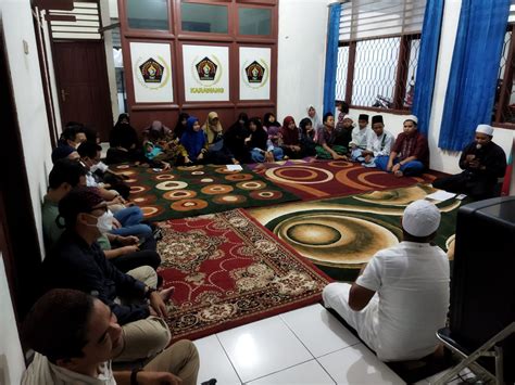 Sebagian Dari Akhlaq Mulia Seorang Muslim Ialah Menyantuni Dan