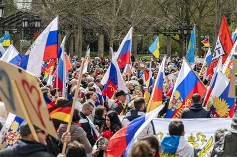 Bild zu Teilnehmer prorussischer Demo in Frankfurt müssen sich Kritik