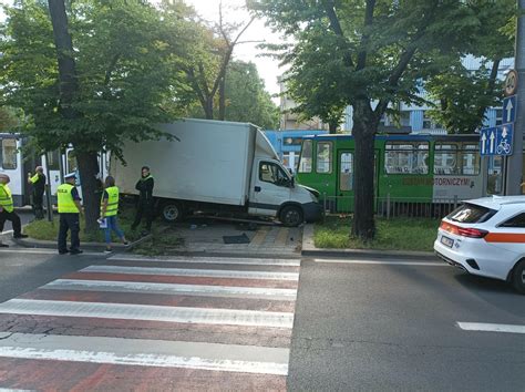 Samoch D Uderzy W Tramwaj Na Ulicy Maja W Szczecinie Uwaga Na