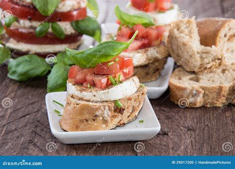 Baguette Fresco Con El Tomate Y La Mozzarella Foto De Archivo Imagen