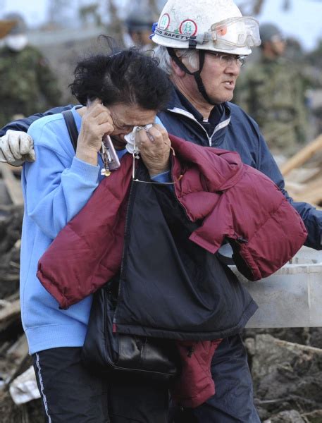 Photos: Rescuers hurry to find Japan tsunami survivors – Orange County ...