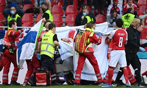 Craque da Dinamarca desmaia em campo e é levado para hospital Partida