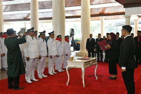 Bupati Indramayu Nina Agustina Lantikl Kepala Desa Kuwu Pesan Jaga