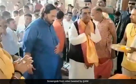 Mukesh Ambani Son Ambani Anant Offer Prayers At Dwarkadhish Temple In