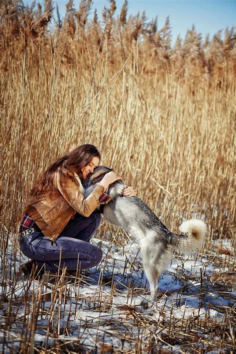 La Zampa Della Mano Della Tenuta Del Cucciolo Umano Del Husky Immagine