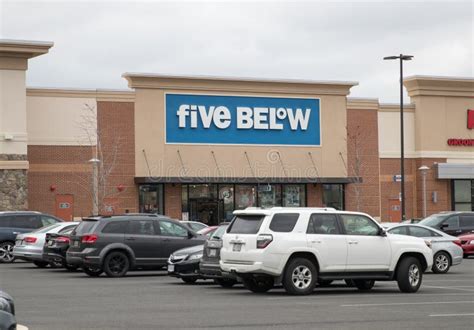 Five Below Store Sign Editorial Stock Photo Image Of Five 75765143