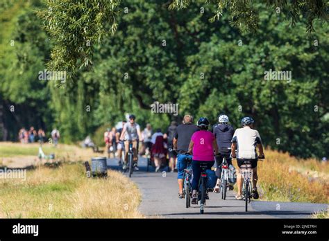 Dresden Deutschland 09 August 2022 Mehrere Radfahrer Fahren Bei