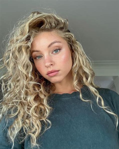 Mo Sonnendecker On Instagram The Mane Has A Mind Of Its Own Long Blonde Curly Hair Blonde