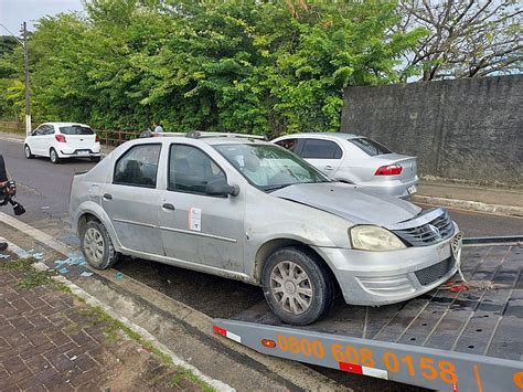 Motorista sai ileso após carro bater em muro e rodar em avenida em