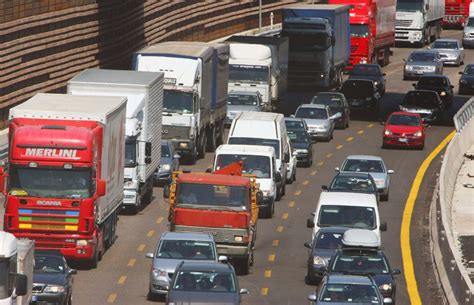 Autostrada A Camion Perde Il Carico Traffico Nel Caos Anche Dentro