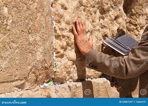 El hombre de rogación imagen de archivo Imagen de ladrillo 43081597