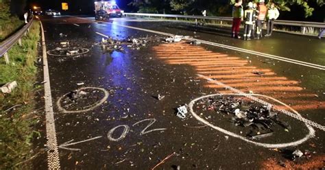 Schwerer Unfall auf B27 Autos stoßen zusammen zwei Tote zwei